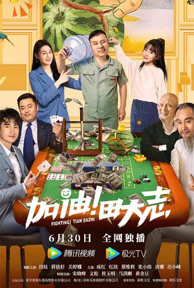他一边放电影，一边观察胶片，了解和学习电影的剪辑方法。