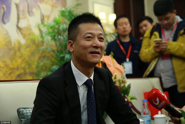 参加聚餐的二人都选择了白色私服，宋慧乔一袭白色衬衫，胸襟大开，小露事业线，配以卡其色棒球帽攻气十足。