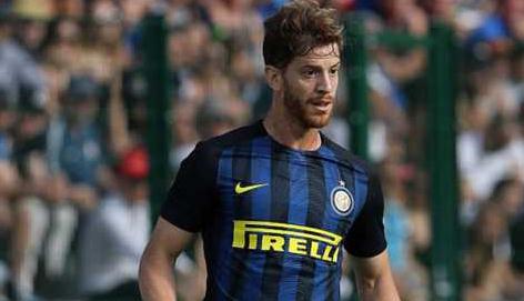 、西装三件套，手中拿着礼帽，梳着八字大背头穿行在街头，民国贵公子气质拉满。