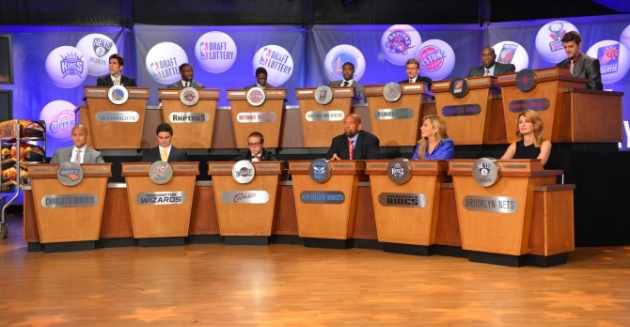 3D战争《天将雄师》进军大年初一 成龙领衔众星 2015-02-06 由香港著名导演李仁港执导，国际巨星成龙兼任主演和出品人，集结了好莱坞巨星约翰·库萨克、奥斯卡影帝阿德里安·布劳迪、韩国超级偶像崔始源，以及国内女星林鹏、王若心和人气组合“筷子兄弟”等众多明星的春节档 午马遗体送往火化 成龙、洪金宝、唐季礼扶灵 2014-02-28 2月28日，午马（原名：冯宏源）出殡仪式。