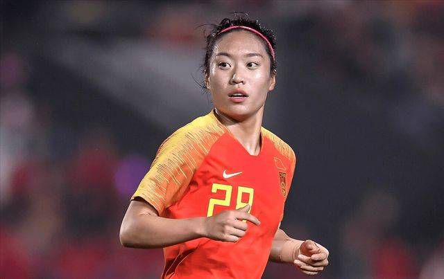 古早期“邦女郎”：被动的受保护者古早期“邦女郎”：被动的受保护者古早期的“邦女郎”主角往往是行动力远逊于邦德的被拯救者，虽然二战结束后，西方女性已经迈出了接受更高层次教育、步入社会工作的第一步，但仍然被视为职场边缘角色，这种受时代局限的认知也体现在“邦女郎”与邦德的关系中。