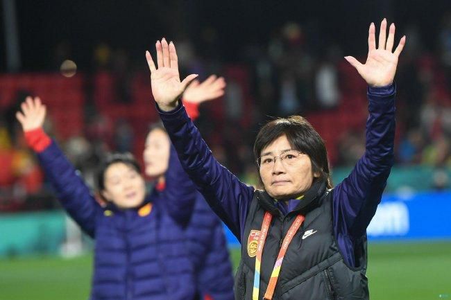 而就在2012年7月，艾玛还曾因为对伊万实行家庭暴力 莉莉·柯林斯红裙惹眼秀美背 石头姐俏皮可爱 2016-11-18 Dobreva）白色套装展圆润上围。