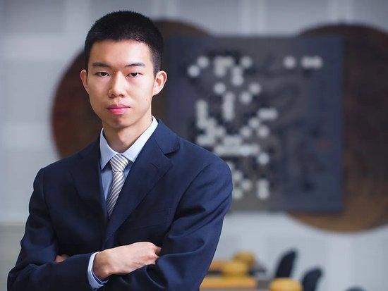 见面会上，金秀贤一会儿安静，一会儿又哈哈大笑，还不时捂嘴微笑，现场粉丝也都纷纷拿起手机拍摄，生怕错过任何精彩环节。