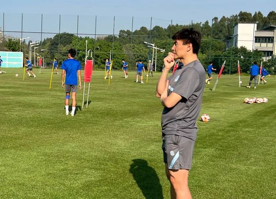剧集聚焦了好莱坞光鲜亮丽的表象后一团乱麻的现实。