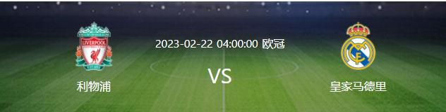 他和导演相视而笑，默契十足。