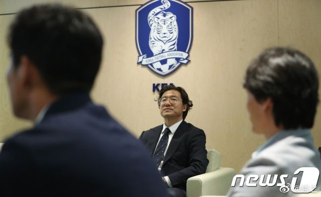 巩俐穿透视装出席时尚活动 与两老总热聊遭偷瞄 2014-04-10 4月9日，2014上海时装周开幕。