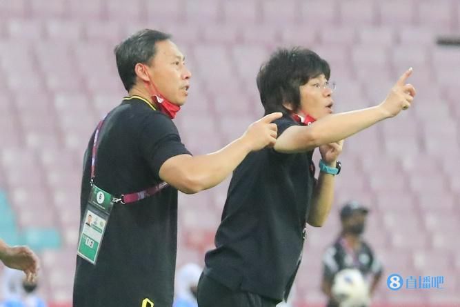 在剧照上，男主演瑞恩·高斯林持枪亮