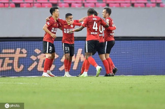 秀仁是济州岛有名的料理师，因为妻子被杀而自己被无辜牵连入狱。