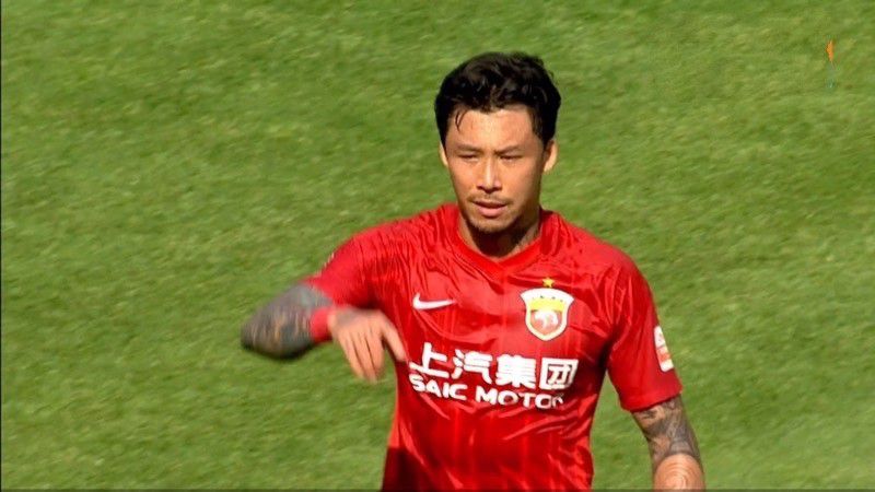 朱丽安·摩尔再凭《依然爱丽丝》获影后，她身穿美艳红裙，手捧奖杯，笑容灿烂。