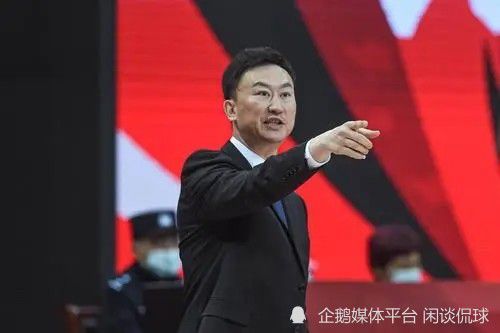 宽松黑衫难掩丰腴 2014-12-01 11月30日，徐熙媛（大S）产后正复出开工，虽瘦身有成效，但身材没有完全恢复，双下巴明显。