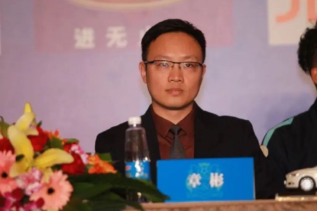 在2019年中国电影总票房创纪录的642.66亿中，这一占据三成的数字，代表的正是 《闪电侠》曝片段 闪电侠秒变“社畜”无奈开工 2023-06-08 DC超级英雄电影《闪电侠》日前发布“有召必应”片段，闪电侠巴里本想在上班途中买个三明治，没想到一通紧急电话突然响起，巴里被迫开工，零点一秒变身闪电侠极速狂奔拯救世界！