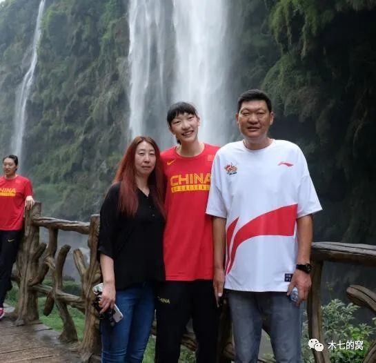 而这一张剧照，也显得多多少少有些喜感。