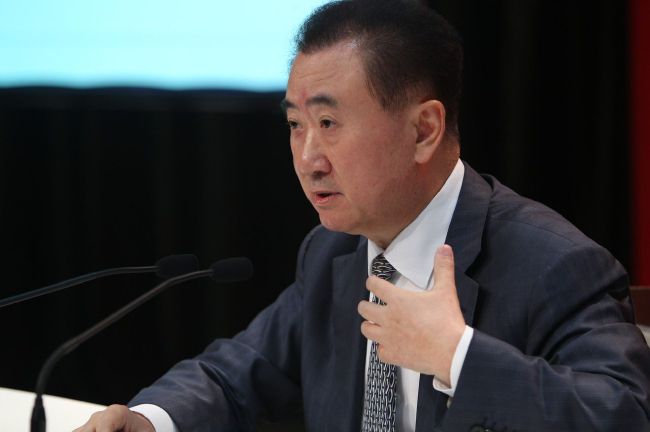 在大片中，她双眼时而若有所思、时而直视镜头，优雅从容又充 《流金岁月》章安仁人设引争议，杨玏挑剧本的眼光在退步？