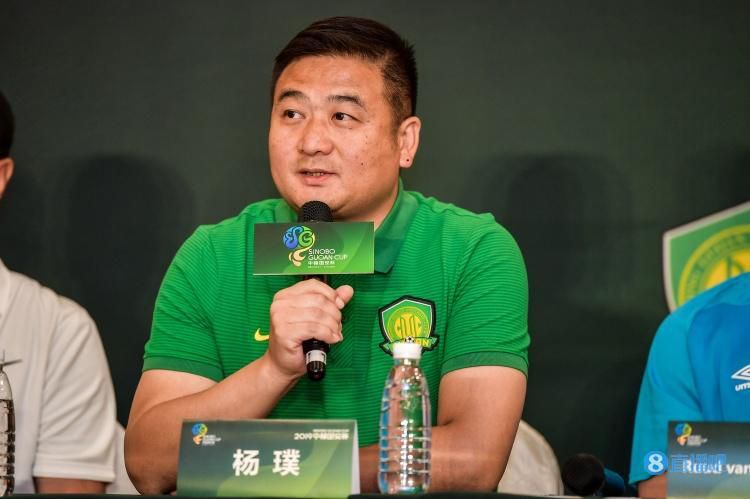 凯特·布兰切特、艾米·亚当斯均以优雅造型亮 邓文迪现身汉克斯表彰大会 “赫敏”深V晚礼妩媚 2016-11-16 Spielberg）夫妇、艾玛·沃特森（Emma Watson）、邓文迪现身。
