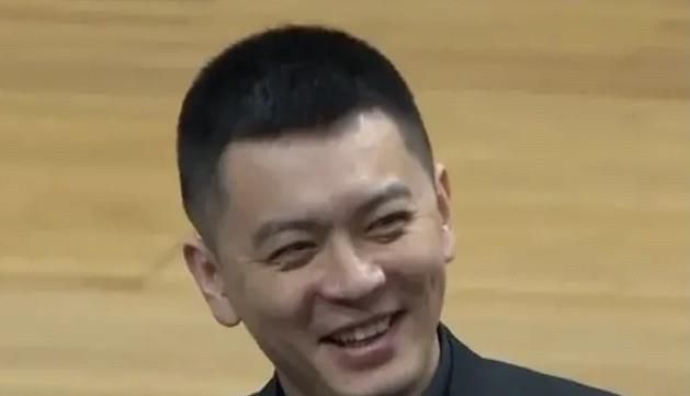 张艺谋在《惊蛰无声》中似乎找到了一种全新的解法：将现代都市的繁华、冰冷的建筑线条与高度浓缩的心理暗示相结合。