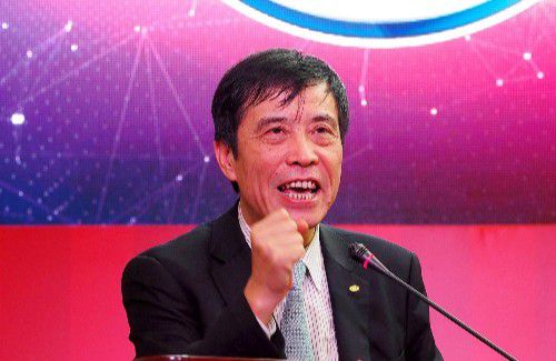 航天员们既是拍摄者，也是故事的主角——他们在太空中贴春联、煮饺子，王亚平对着镜头分享太空课堂，翟志刚出舱时那句“感觉良好”，都让遥远的太空多了烟火气。