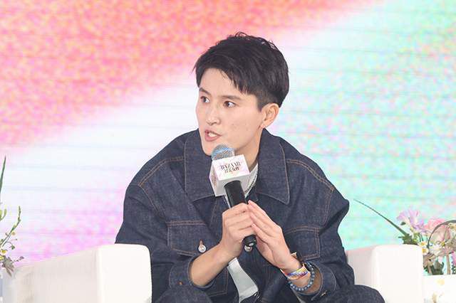 来自大别山革命老区的余锦仁同学在发言中说：“我们要牢记那段历史，可以多通过一些书籍，参观纪念馆以及看相关的影片，来加深了解历史。
