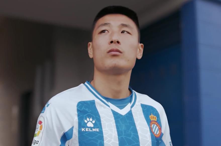 现场她身穿一袭透视白裙性感迷人，与友人相谈甚欢，在离开酒店时遇到大批记者围堵，保镖们立马强势开道巨星范儿显露无疑。