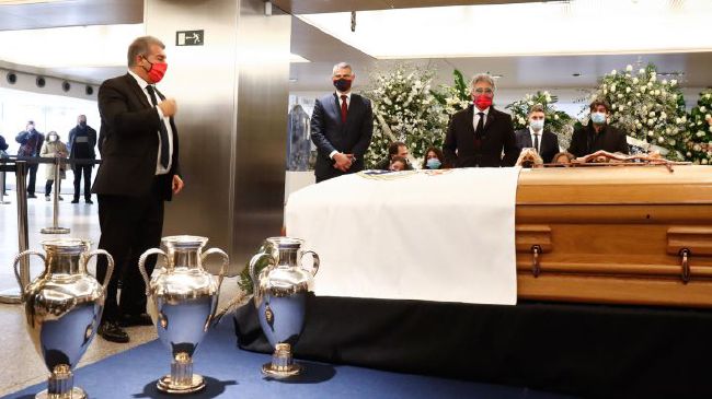 章子怡身穿灰色大衣裙惊艳亮相，深V设计酥胸轮廓若隐若现，男星吴尊牵女伴绅士亮相，到场的还有身穿抹胸印花的姚星彤和中 侯佩岑优雅现身伦敦时装周 “贝嫂”深V酷劲足 2013-09-17 当地时间9月16日，2014伦敦春夏时装周秀场，侯佩岑白裙现身显优雅大方，全度妍穿小皮裙挥手露灿笑。