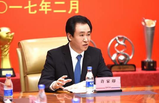 获得最佳导演奖的侯孝贤手持奖状，意气风发。