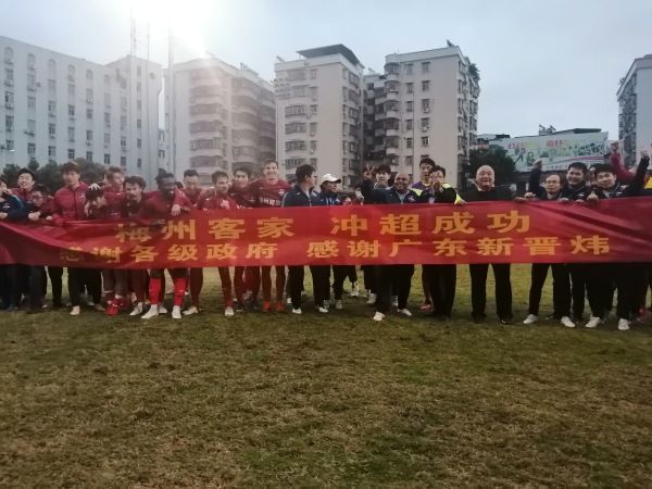2025横店微短剧之夜荣誉发布2025-11-04 2025国庆档电影片单发布会在京举行 主创集结亮相2025-09-22 热门新闻 陈思诚谈《10间》启用新人：市场不能只指望沈腾 4月17日，电影《10间敢死队》作为北影节主竞赛单元天坛奖影片在北京开启首场点映。