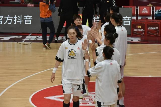 山崎贤人《王者天下5》 系列总票房超245亿日元 2025-07-11 7月11日消息，《王者天下》系列第五部电影发布首张海报，从王骑将军手中继承长矛的信（山崎贤人 饰）身披铠甲亮相，配字 “承接信念，勇往直前” 。
