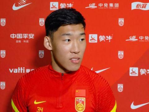 巩俐着深V透视裙露事业线 与外籍高层亲热贴面 2013-11-29 北京，11月28日，巩俐出席某品牌新店开幕活动。