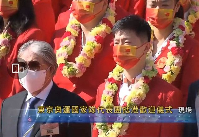 奥斯卡影后斯万克与男友街头激吻 曾有八年婚姻 2013-11-27 当地时间11月25日，法国巴黎，奥斯卡影后希拉里·斯万克和男友Laurent Fleury在街头散步，二人走走停停，深情对望，还忘情激吻，场面甜蜜。