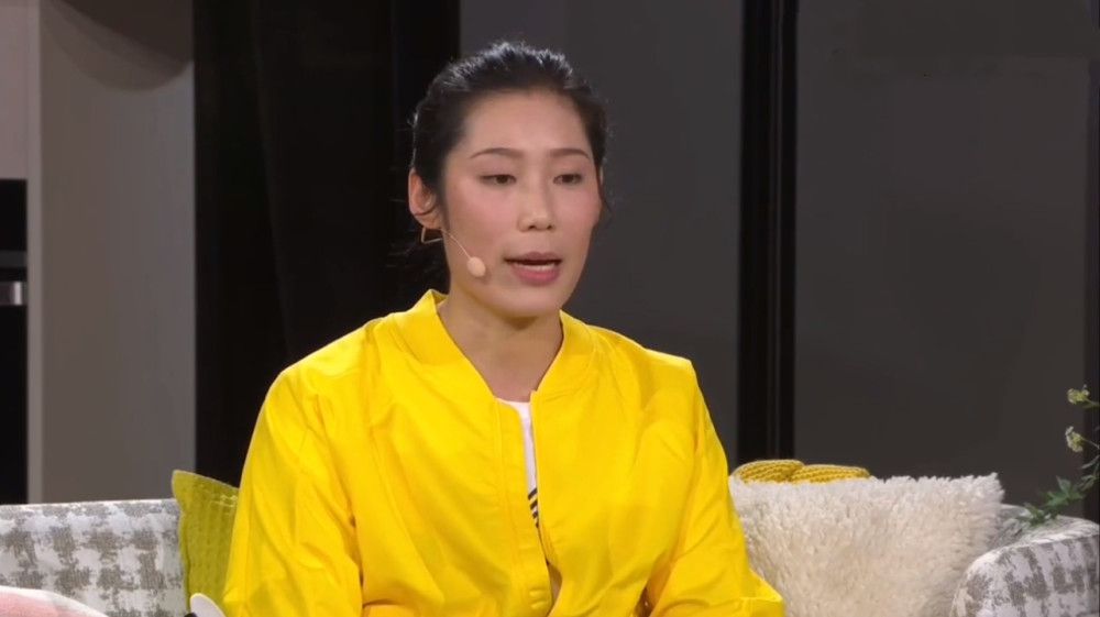 照片中，身着紫罗兰长裙的莉莉·柯林斯尤为明丽动人，好身材尽显。