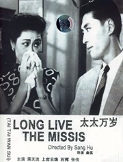 照片中，她现身某豪华邮轮的餐厅举办晚餐秀，穿美裙献唱捞金。