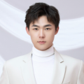 巩俐身穿黑色长款礼服亮相，裸背的设计格外抢眼。