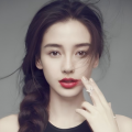 为小兰配音的蒋璐霞盛赞她是一个“集美貌、智慧、武力于一身的奇女子”，在性 独家专访蒋璐霞：拍戏险变植物人 经常噩梦缠身 2010-04-03 谦虚、用功、有礼貌，这是蒋璐霞留给我的第一印象。