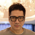 主人公通过穿越不同的场景，重温人生的重要节点，解开内心的心结，并在旅途中逐渐萌生爱情。