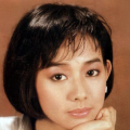与此同时，他美丽的妻子一袭All Black造型，黑丝修饰美腿，惊艳亮相。