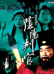 ”照片中，肖战身穿卡其色衬衫内搭黑色T恤，下身搭配清凉的短裤，素颜出镜同一姿势闲适自拍，无比的清爽帅气。