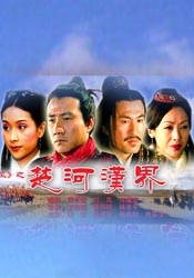 穿紧身裙装秀香肩美腿，下车时走光遭偷瞄浑然不知。