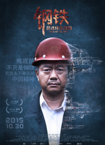 超模安德烈·皮吉斯抹胸裙秀小蛮腰，长腿抢镜。