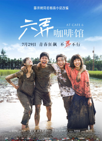照片中，“艾米丽”莉莉·柯林斯与剧中好闺蜜阿什利·朴亲密相拥，开怀大笑，主创们的大合影也十分融洽有爱。