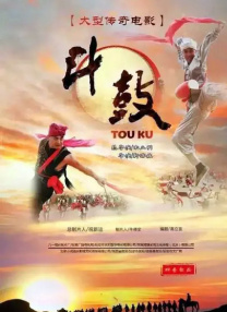 赞达亚身穿祖母绿色透视摸胸礼裙亮相红毯，透视摸胸加高开叉设计，搭配赞达亚一头红色卷发，性感妖娆。