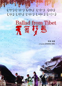 预告中，杀手（马克·沃尔伯格 饰）潜伏在主角的身边，在狭小的机舱内展开了异常激烈的 《变形金刚4》香港首映 沃尔伯格挥手心情大好 2014-06-20 6月19日，暑期重磅大片《变形金刚4：绝迹重生》在香港文化中心盛大举办全球首映礼，来自全球各地的主流媒体均到场。
