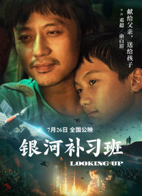 身材暴瘦的Maggie Q身穿牛仔外套、绿色深V内搭，破洞豹纹紧身裤，头戴做旧牛仔帽，大走嬉皮风，戴着墨镜酷劲十足。