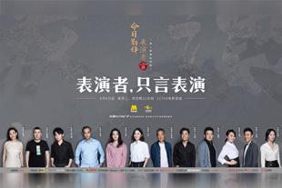她身穿黑色吊带裙，头戴皇冠，妆容精致，黑白滤镜下，满满的复古赫本风。