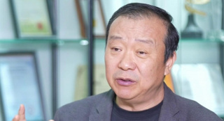 明星们也跟平常人一样，有的与家人朋友聚会，幸福秀恩爱，也有的仍为工作操劳奔波，一脸凄楚。